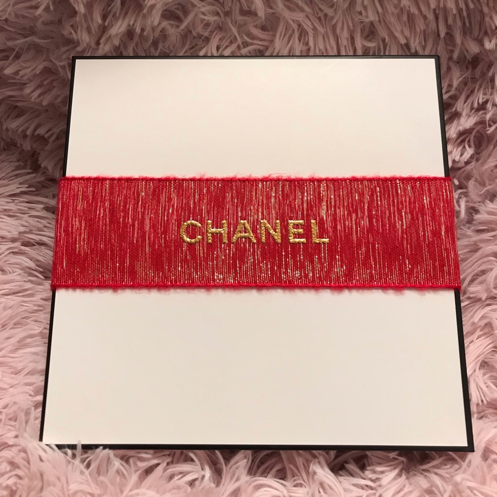 CHANEL MEDIUM GIFT BOX
